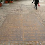 Bodenrelief von Siegfried Neuenhausen mit dem Gedicht in Hannover, Knochenhauerstraße (Altstadt)